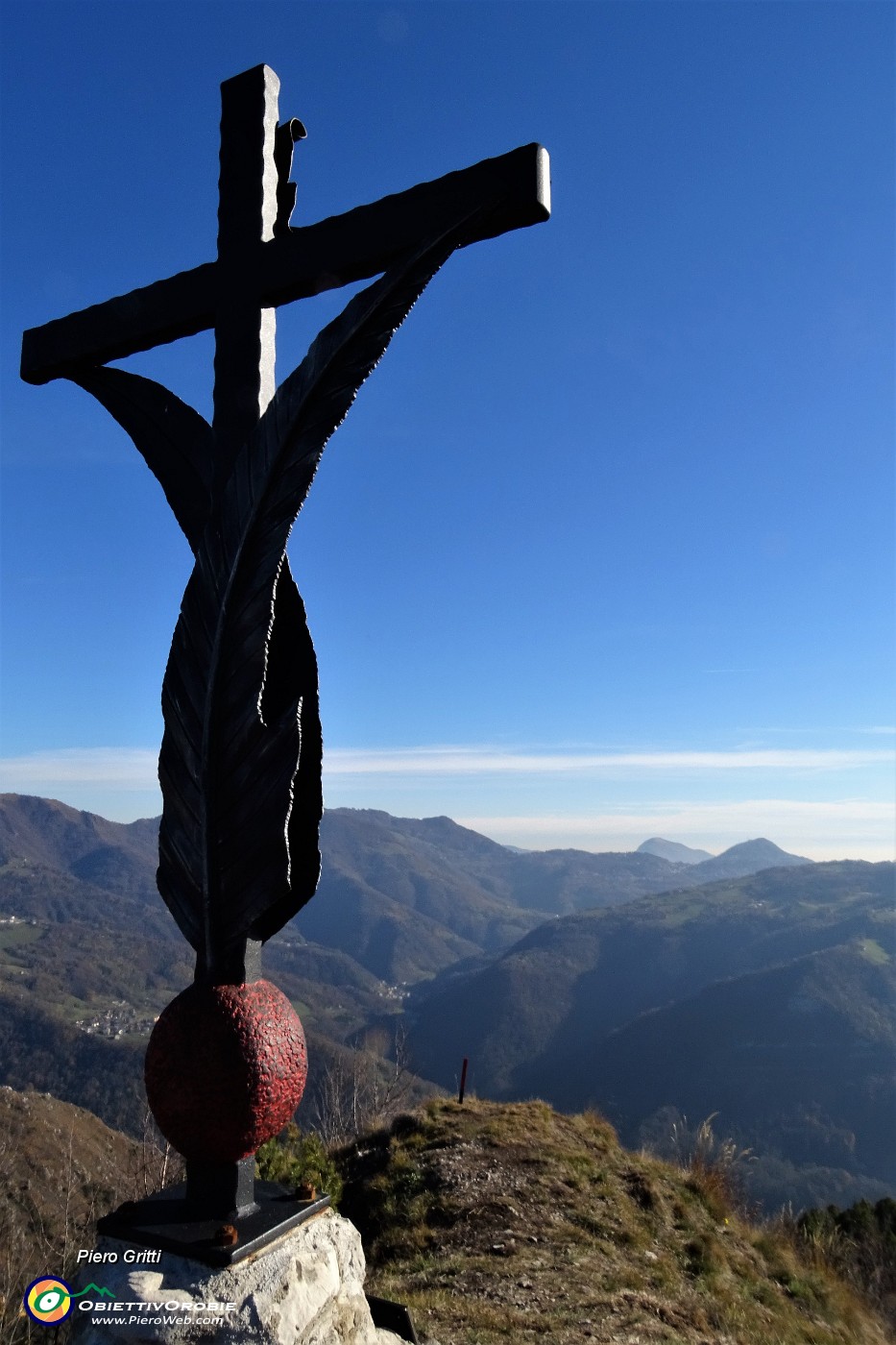 67 Le penne di alpino come un Cristo in croce.JPG